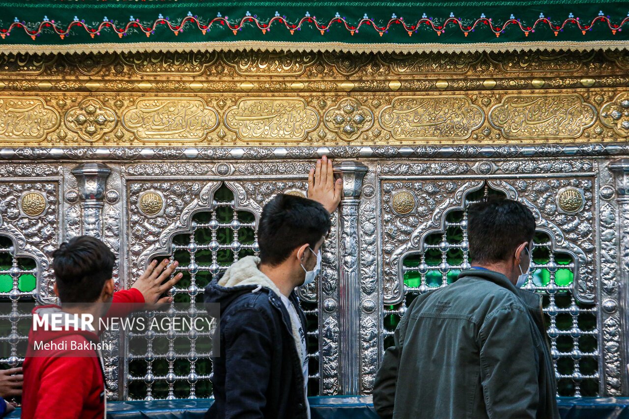 عکس/ دسترسی زائران به ضریح حضرت معصومه(س)