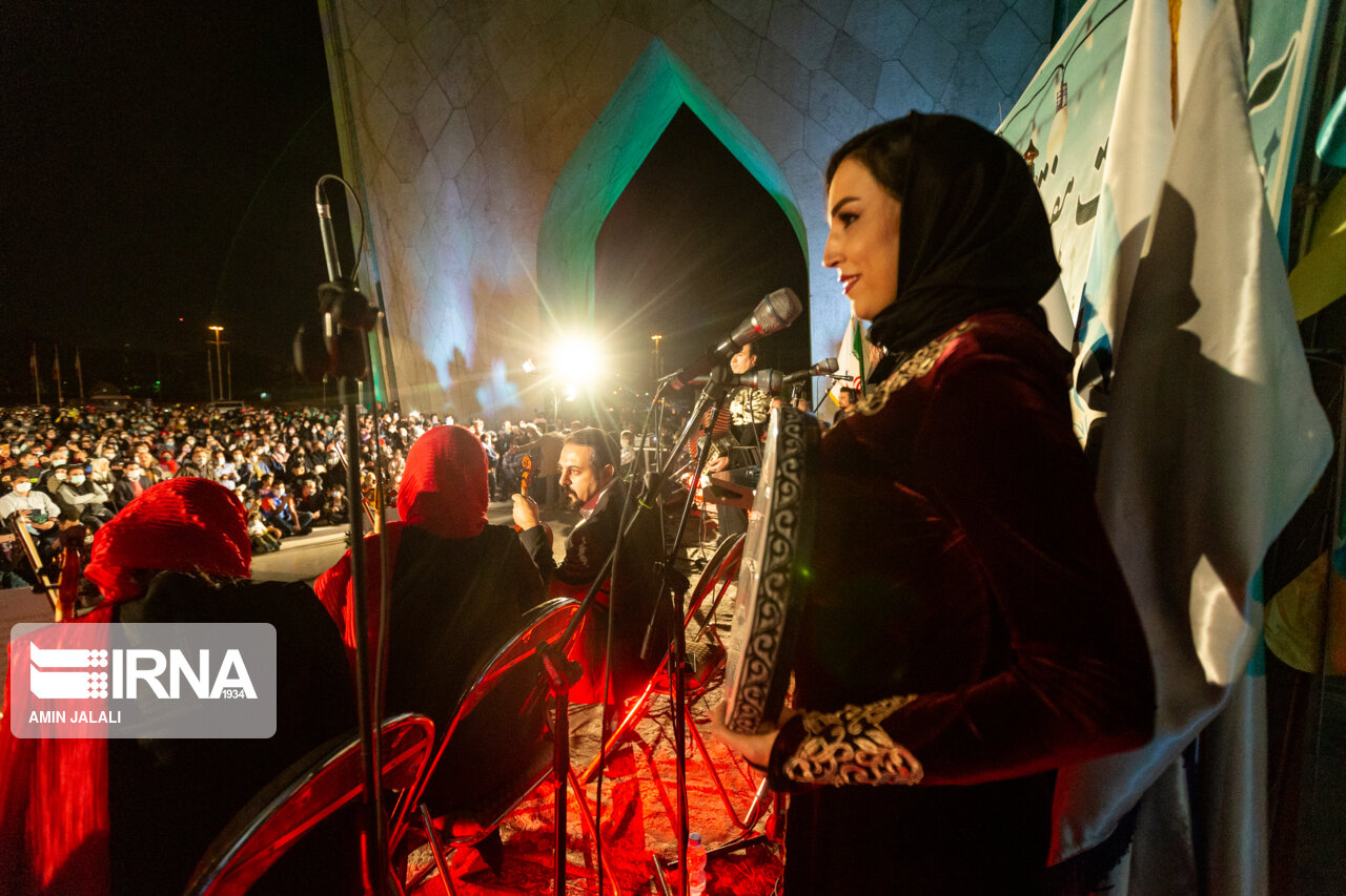 عکس/ جشن شب میلاد پیامبر اعظم(ص) در میدان آزادی