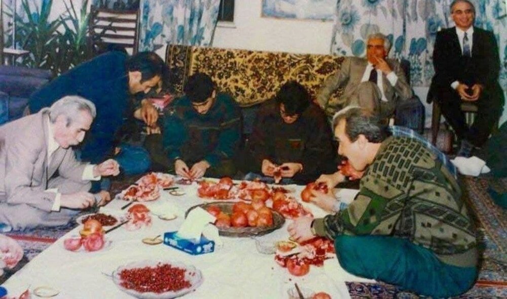 تصویری کمتر دیده شده از محمدرضا و همایون شجریان در مراسم انار خوران