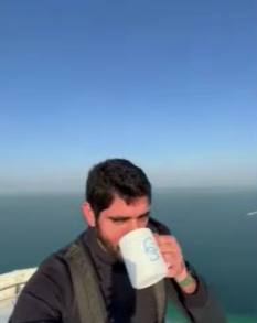 نوشیدن قهوه روی بلندترین چرخ و فلک جهان در دبی