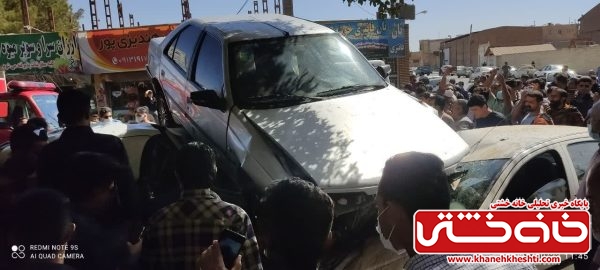 پرواز ۴۰۵ بر روی ۳ خودرو در میدان آیت‌الله صدر رفسنجان