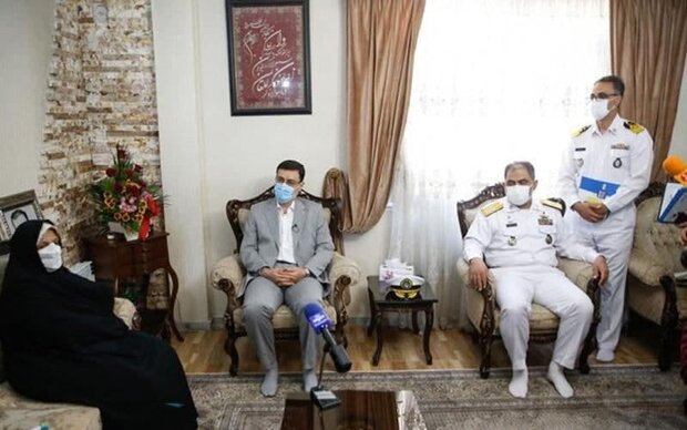 دریادار ایرانی و رئیس بنیاد شهید با خانواده‌های شهدای اهل تسنن دیدار کردند