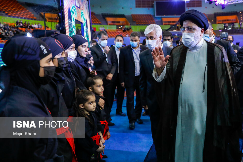 عکس/ بستن بازوبند پهلوانی توسط رییس جمهور