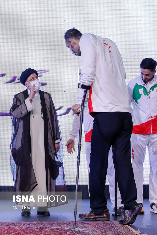 عکس/ بستن بازوبند پهلوانی توسط رییس جمهور