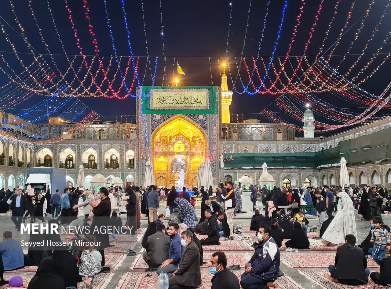 عکس/ حال و هوای حرم رضوی در شب 17 ربیع الاول