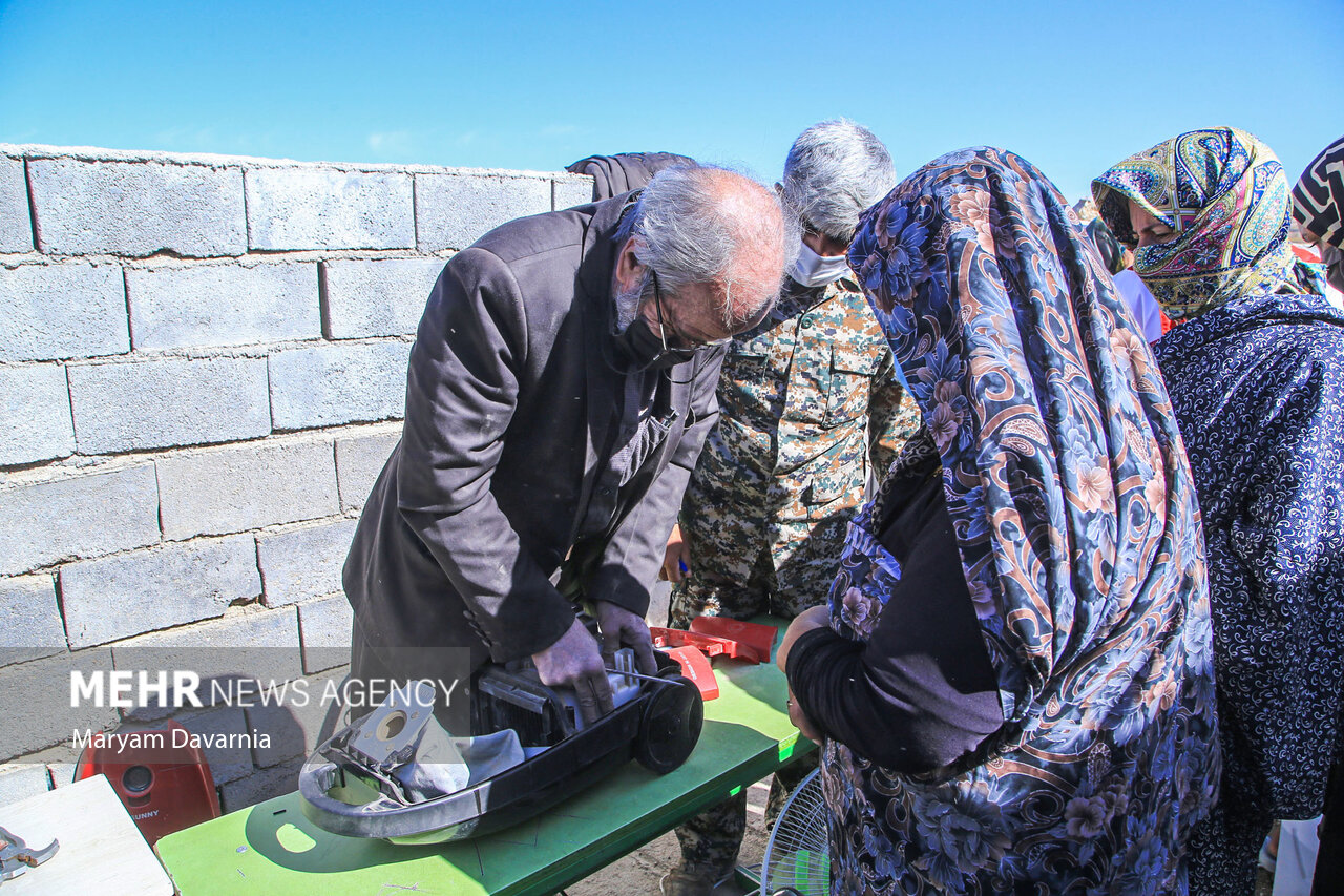 عکس/ تعمیر لوازم منزل در یک اردوی جهادی توسط اصناف 