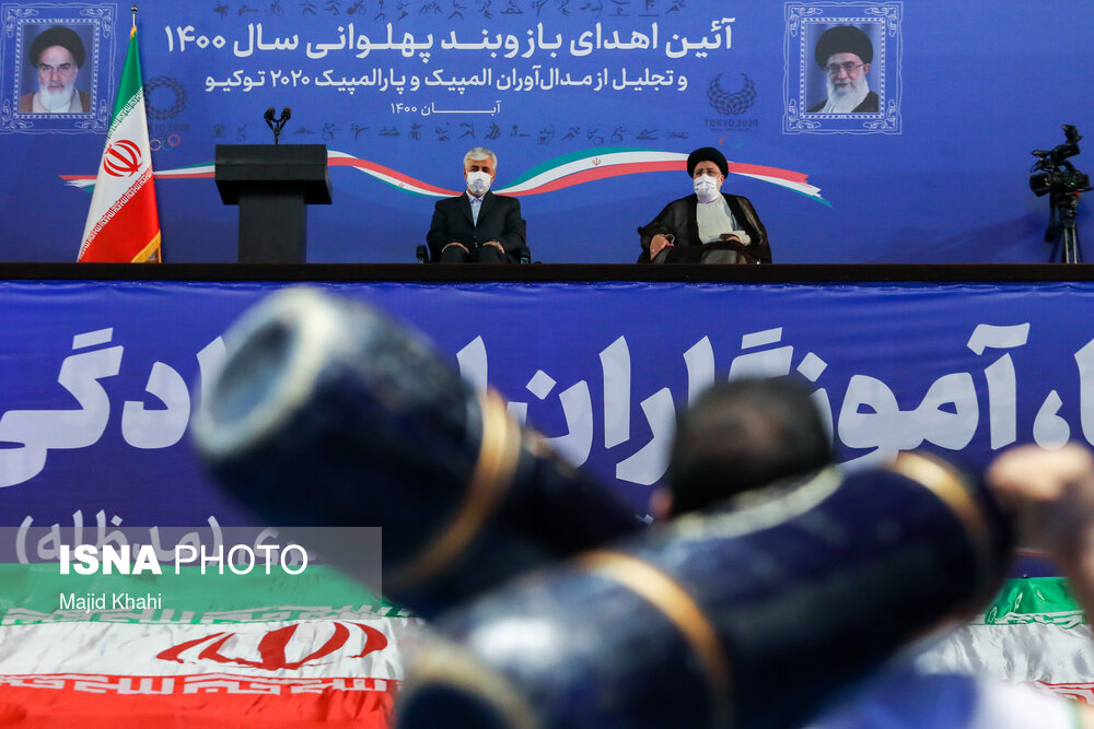 عکس/ بستن بازوبند پهلوانی توسط رییس جمهور