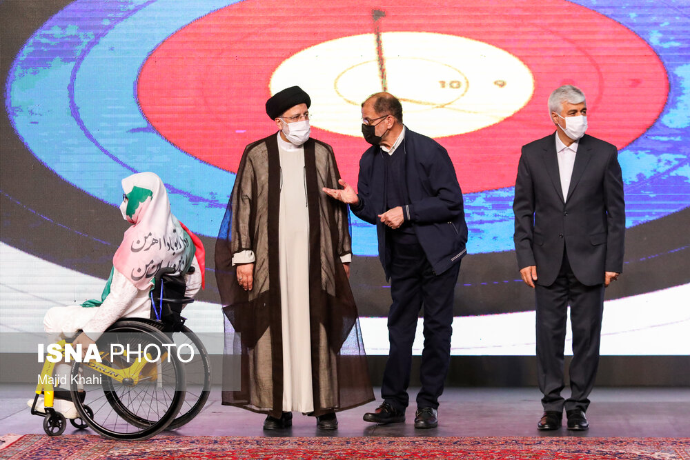 عکس/ بستن بازوبند پهلوانی توسط رییس جمهور