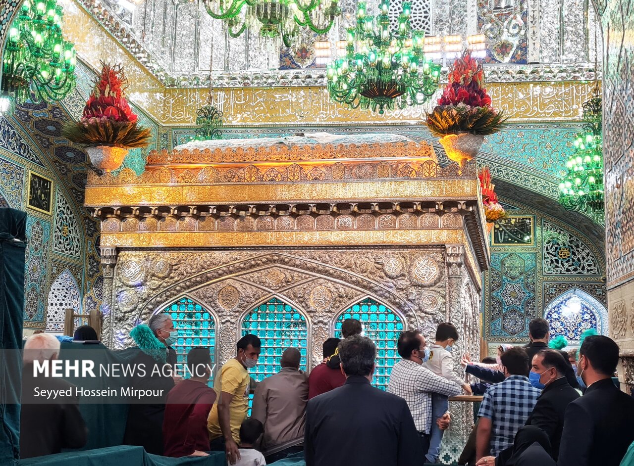 عکس/ حال و هوای حرم رضوی در شب 17 ربیع الاول