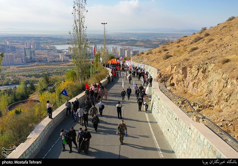 کوهپیمایی ۳۰۰۰ نفری بسیجیان تهران
