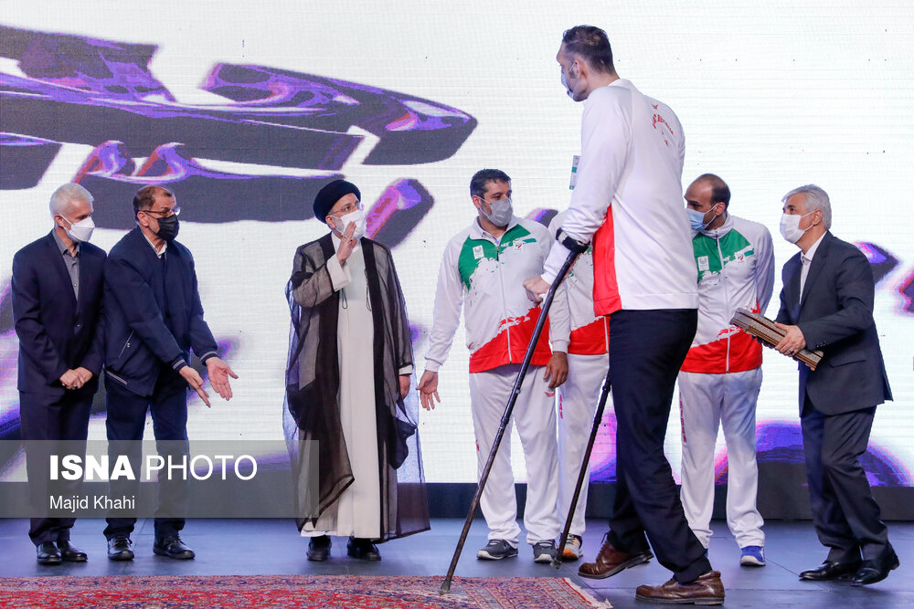 عکس/ تجلیل رئیس جمهور از بازیکنان تیم ملی والیبال نشسته