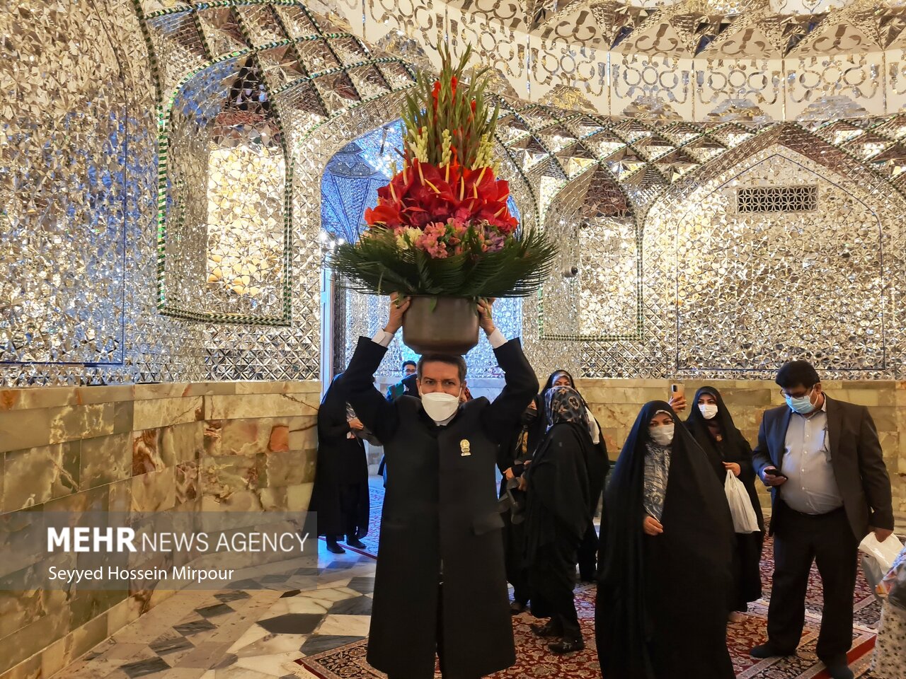 عکس/ حال و هوای حرم رضوی در شب 17 ربیع الاول