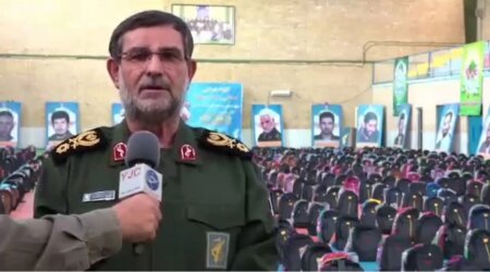 توزیع لوازمالتحریر بین دانش آموزان روستاهای محروم با حضور فرمانده نیروی دریایی سپاه