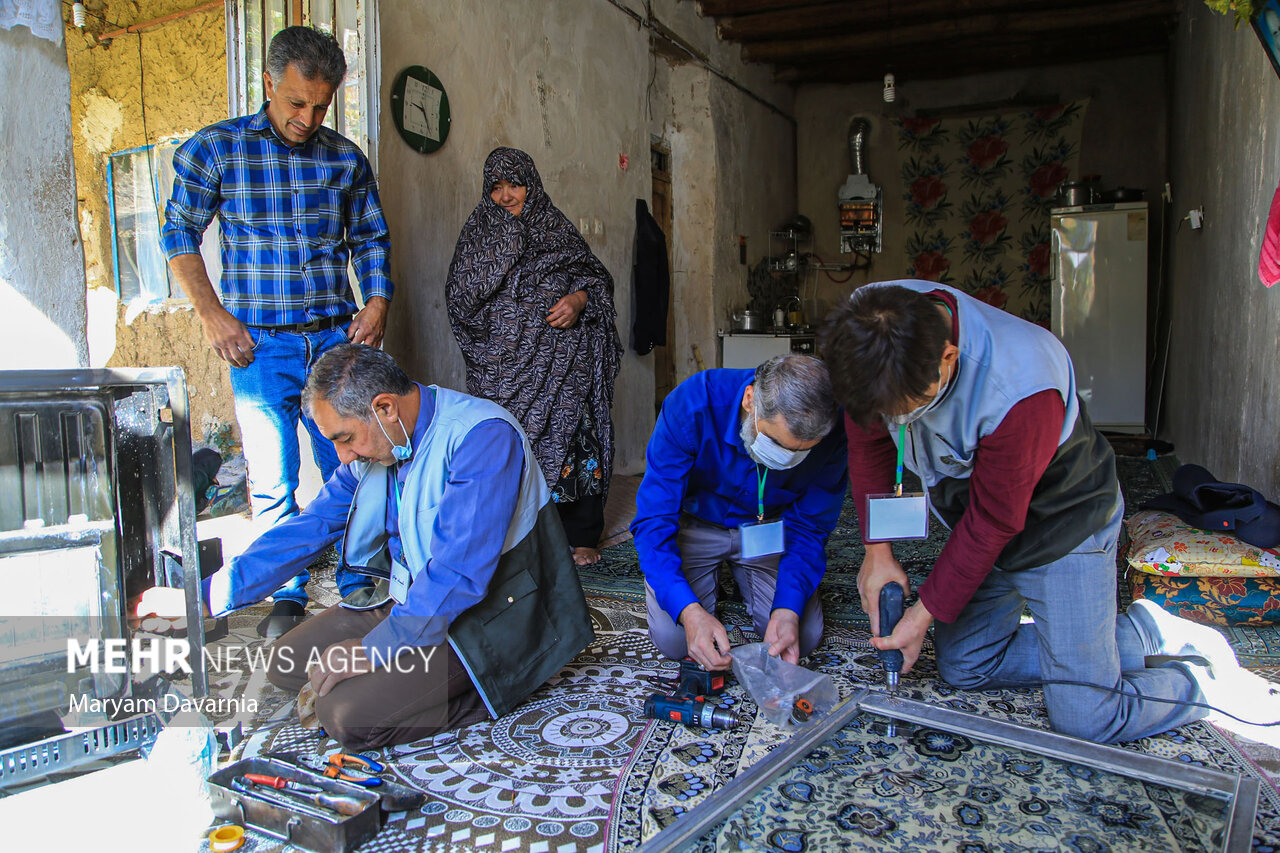 عکس/ تعمیر لوازم منزل در یک اردوی جهادی توسط اصناف 