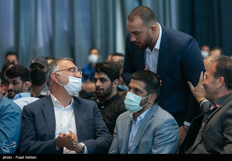 عکس/ گفتگوی مدال آور المپیکی با زاکانی در مراسم تجلیل