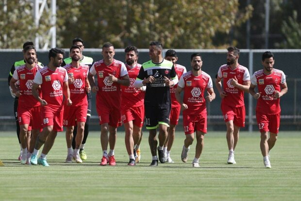 وساطت کادر فنی پرسپولیس برای بازگشت مدافع اخراجی