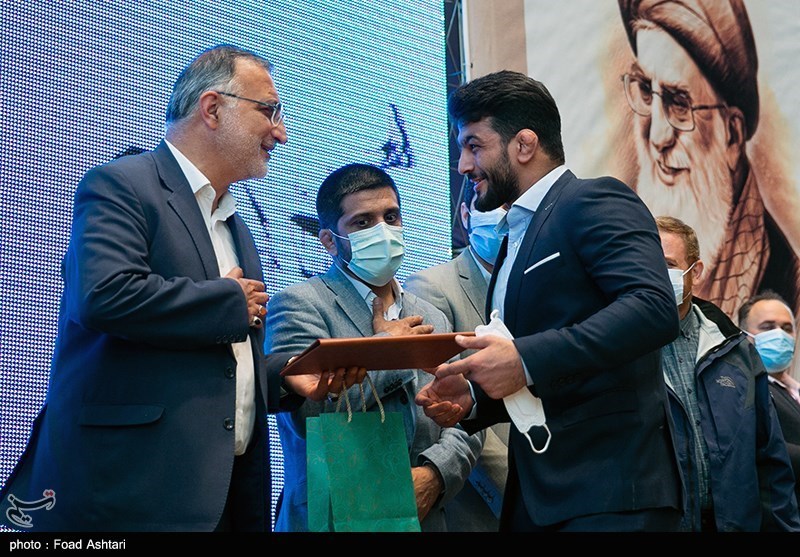 عکس/ گفتگوی مدال آور المپیکی با زاکانی در مراسم تجلیل