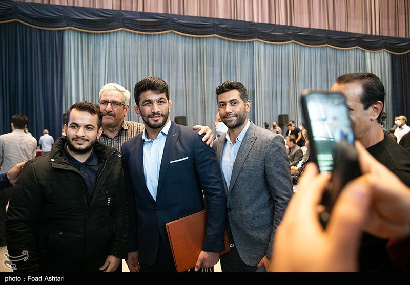 عکس/ گفتگوی مدال آور المپیکی با زاکانی در مراسم تجلیل