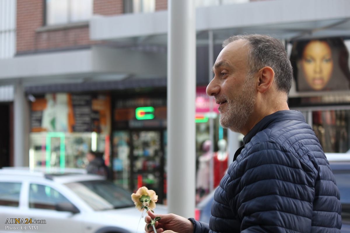 اهدای گل به مناسبت میلاد حضرت محمد(ص) در کانادا 