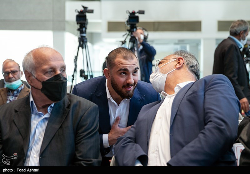 عکس/ گفتگوی مدال آور المپیکی با زاکانی در مراسم تجلیل