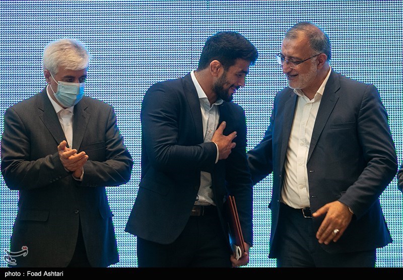 عکس/ گفتگوی مدال آور المپیکی با زاکانی در مراسم تجلیل