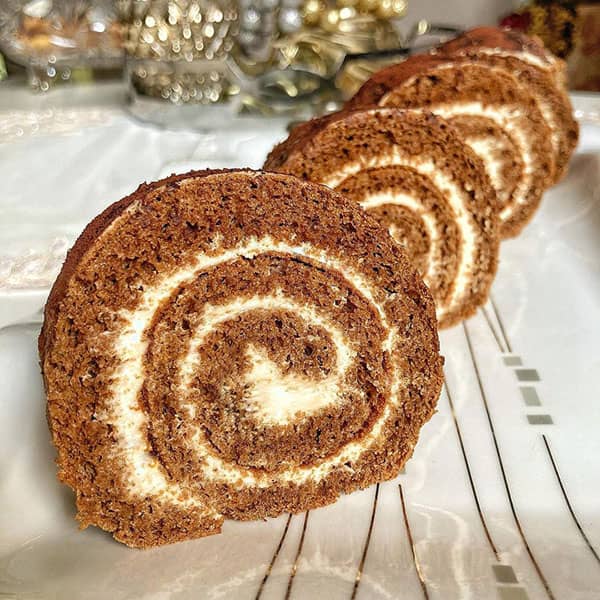 طرز تهیه رولت نسکافه ای به صورت خامه ای