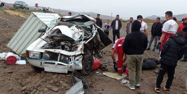برخورد کامیون با پژو حادثه‌ساز شد