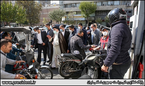 عکس/ بازدید میدانی رئیسی از جایگاه توزیع سوخت
