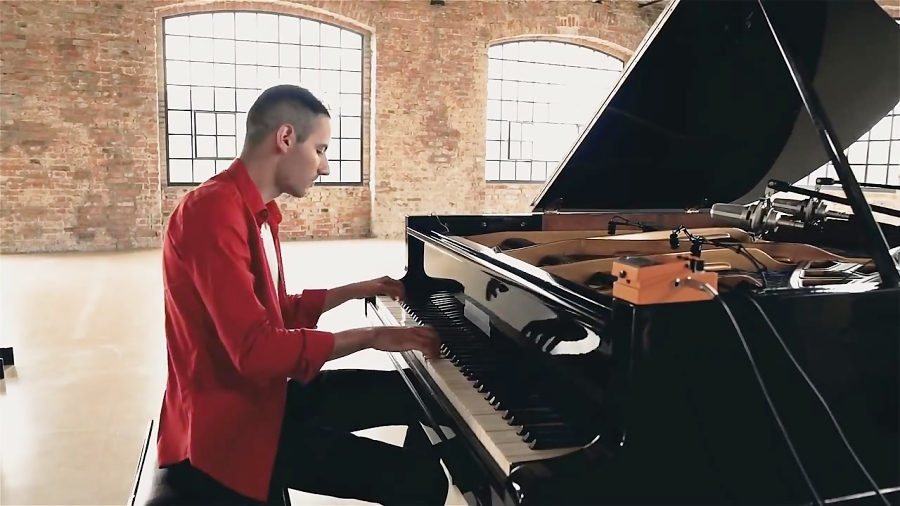 دقایقی با اجرای حرفه ای و جذاب از ساز پیانو
