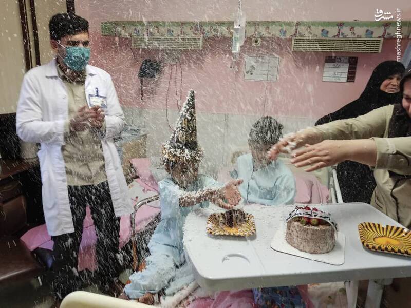 عکس/ جشن تولد پرستاران ایران برای کودک افغانستانی مجروح از حمله تروریستی
