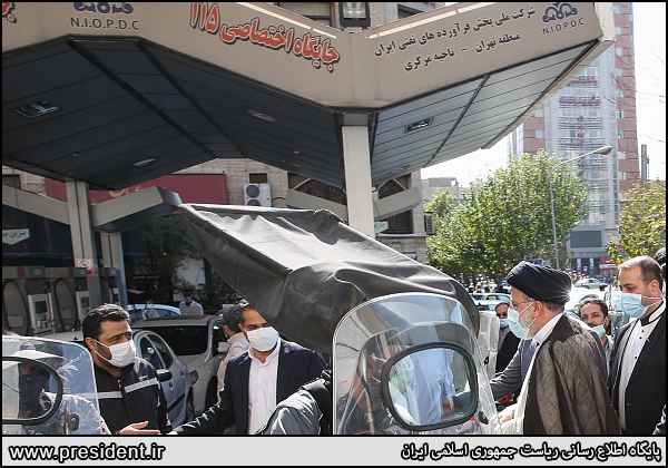 عکس/ بازدید میدانی رئیسی از جایگاه توزیع سوخت