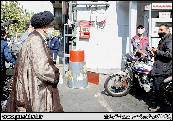 عکس/ بازدید میدانی رئیسی از جایگاه توزیع سوخت