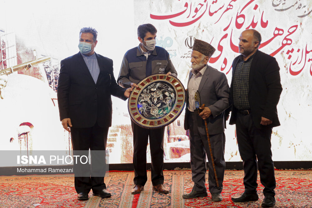عکس/ استاد عثمان محمد پرست در همایش تجلیل از چهره های ماندگار خواف