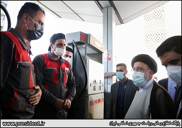 عکس/ بازدید میدانی رئیسی از جایگاه توزیع سوخت