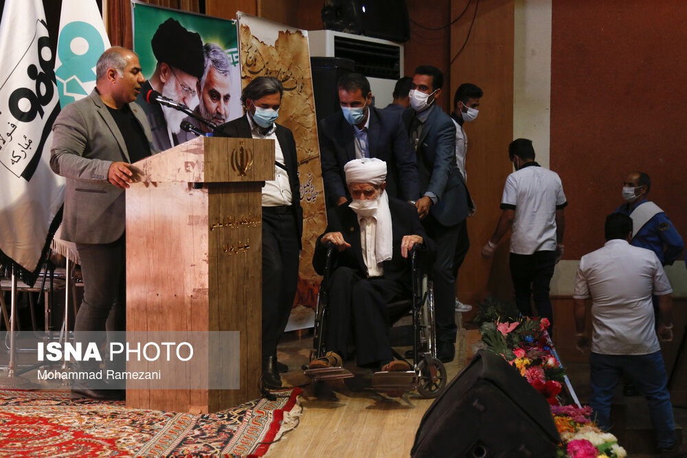 عکس/ استاد عثمان محمد پرست در همایش تجلیل از چهره های ماندگار خواف