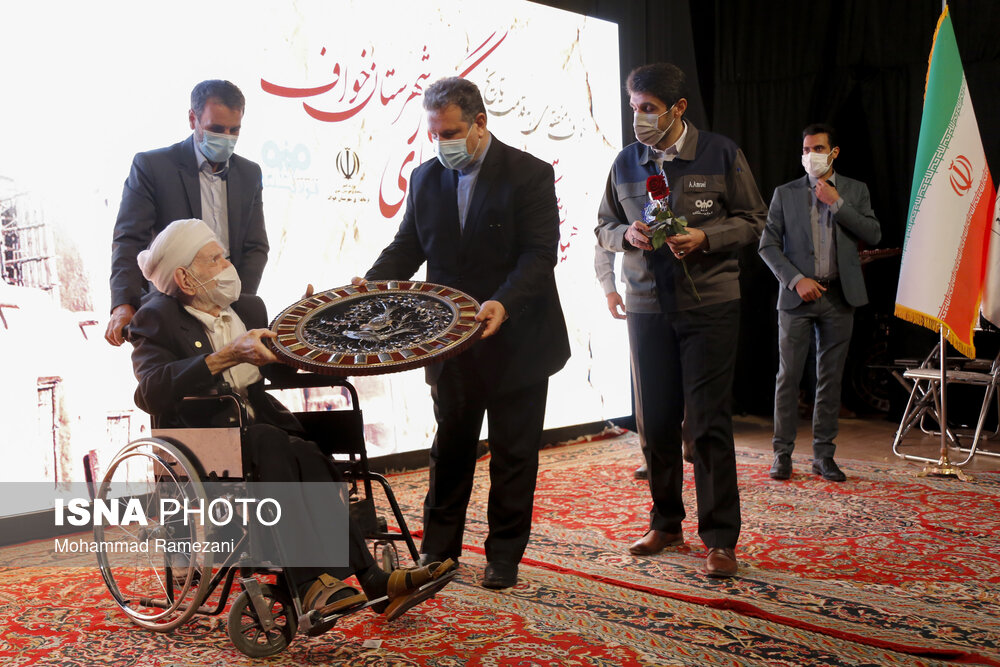 عکس/ استاد عثمان محمد پرست در همایش تجلیل از چهره های ماندگار خواف