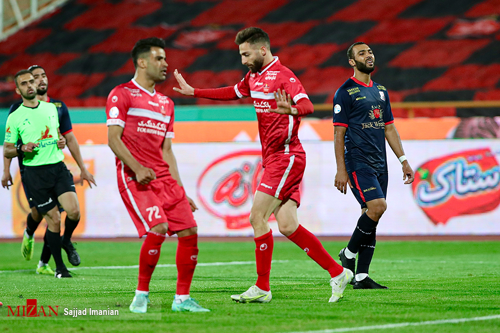 دیدار تیم‌های پرسپولیس و نساجی در هفته دوم لیگ برتر فوتبال
