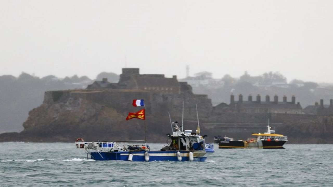 فرانسه شناور ترال انگلیس را توقیف کرد