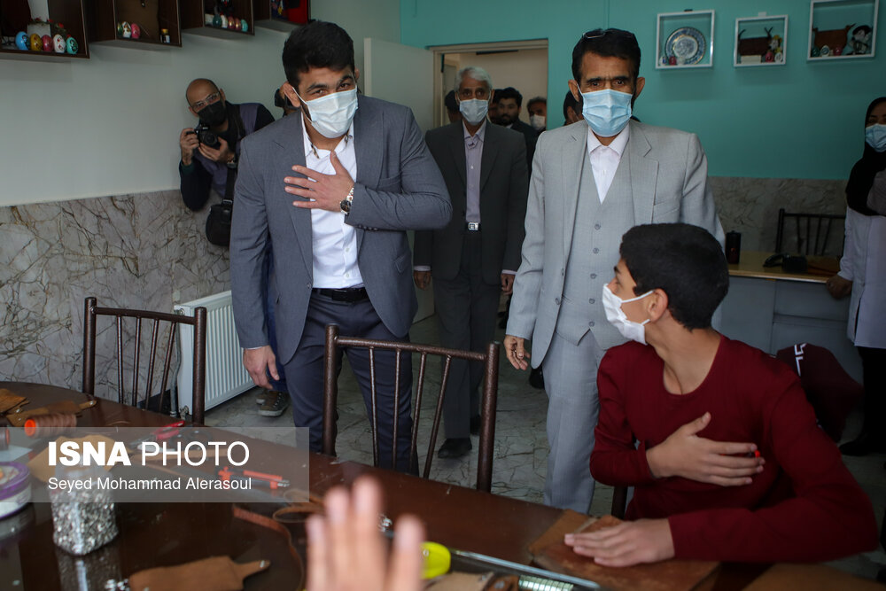 عکس/ حضور گرم حسن یزدانی در آسایشگاه معلولین ذهنی شهید بهشتی مشهد