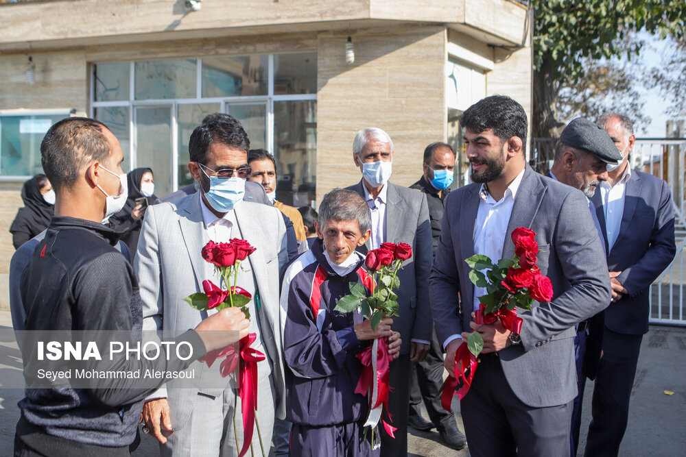 عکس/ حضور گرم حسن یزدانی در آسایشگاه معلولین ذهنی شهید بهشتی مشهد