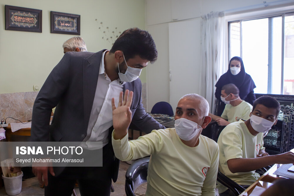 عکس/ حضور گرم حسن یزدانی در آسایشگاه معلولین ذهنی شهید بهشتی مشهد