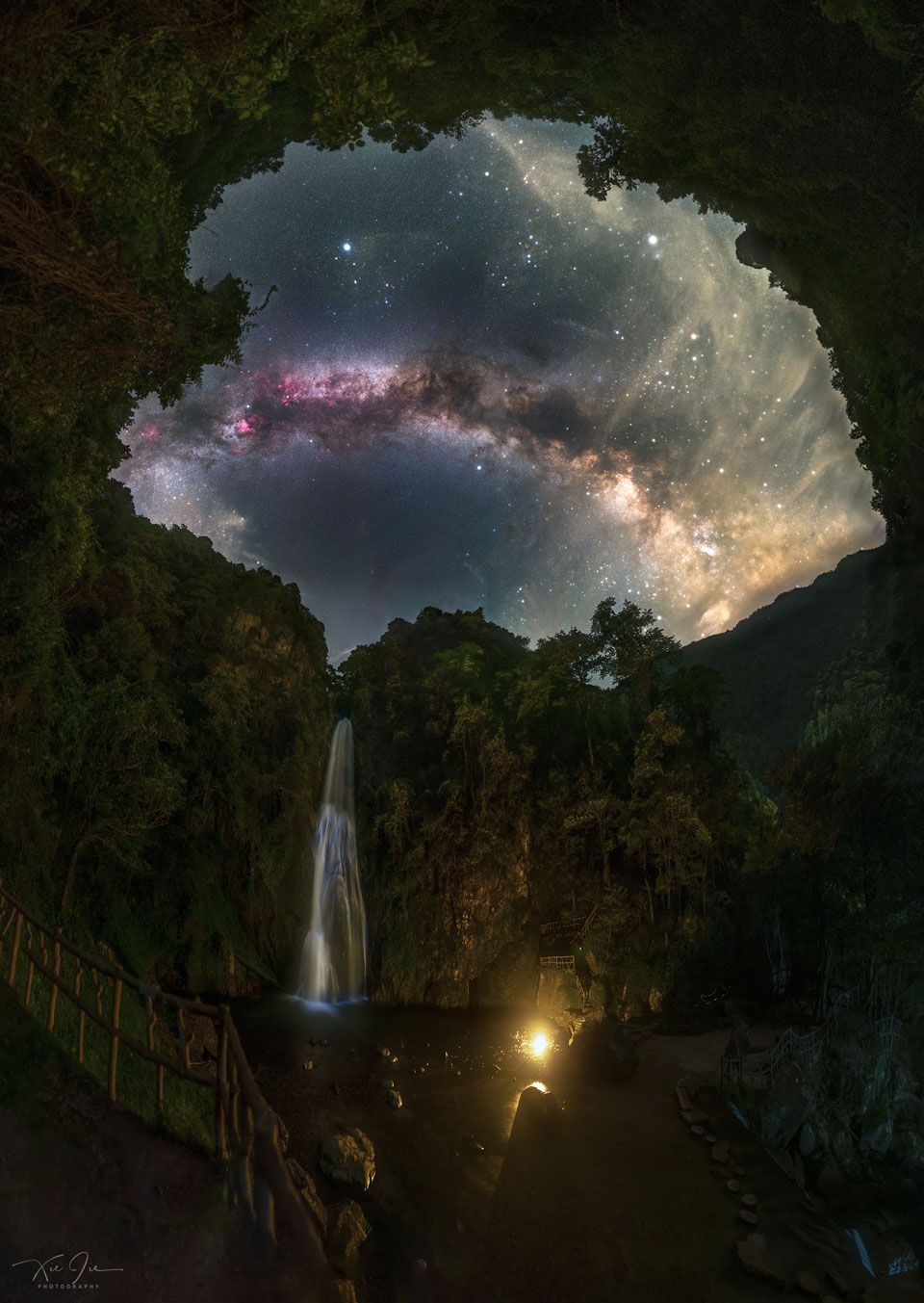 آبشار و کهکشان راه شیری