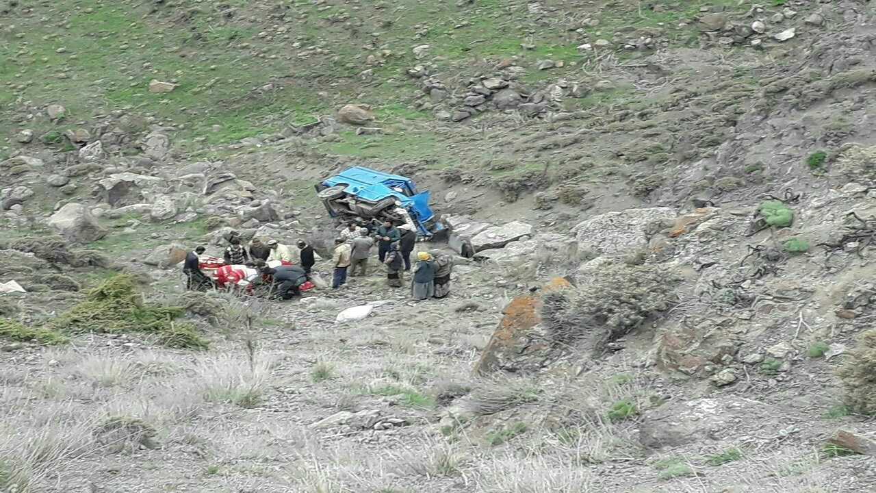 سقوط یک نیسان به دره در جاده سردشت