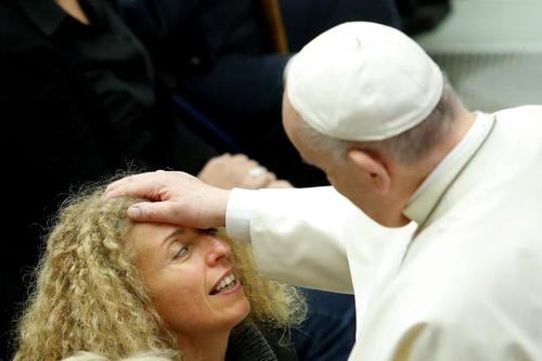 برکت دادن پاپ به یک زن نابینا در حاشیه موعظه هفتگی