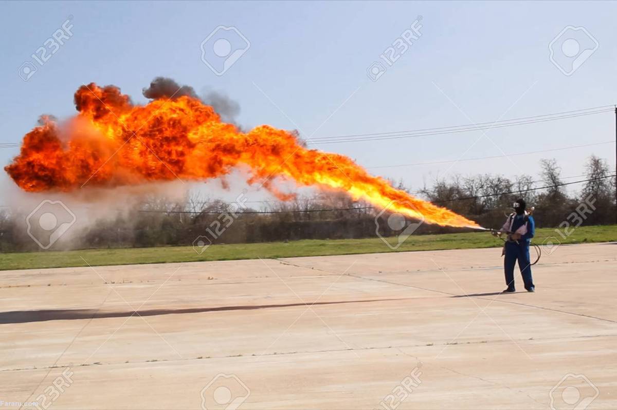 نماهایی نزدیک از آتش مهیب یک شعله‌افکن