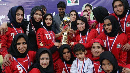 انتقال دختران فوتبالیست افغان به انگلیس با کمک کیم کارداشیان