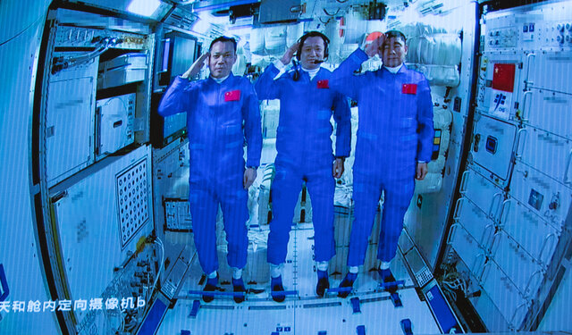 تجلیل از فضانوردان ماموریت شنژو-۱۲ چین