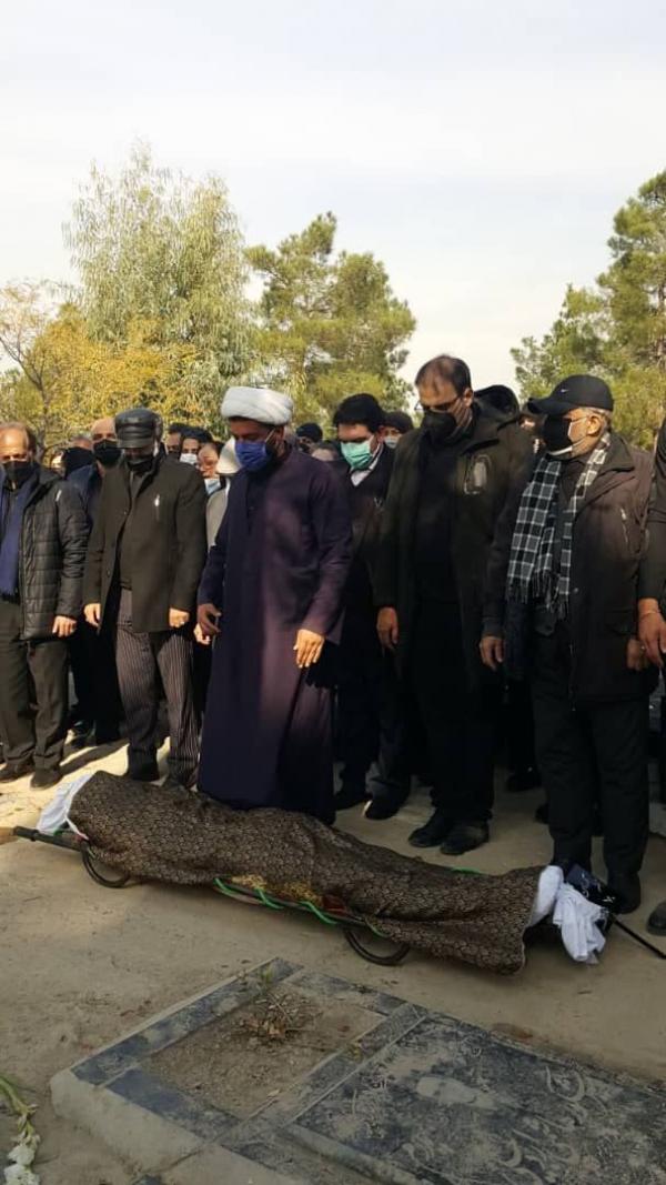 عکس/ بی تابی پدر و مادر «آرمان عبدالعالی» در مراسم تشییع فرزندشان