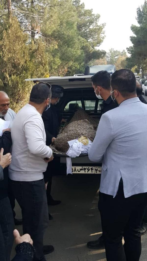 عکس/ بی تابی پدر و مادر «آرمان عبدالعالی» در مراسم تشییع فرزندشان