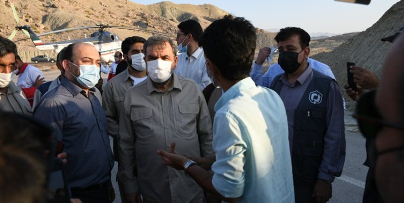 عکس/ بازدید میدانی محسن رضایی از مناطق زلزله‌زده فین